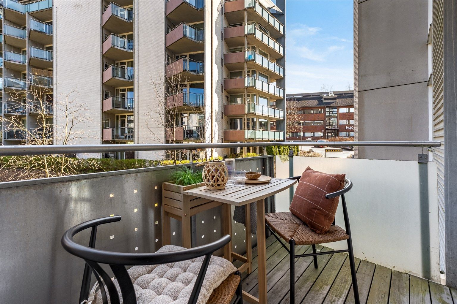 Balkongen vender mot bakgård.