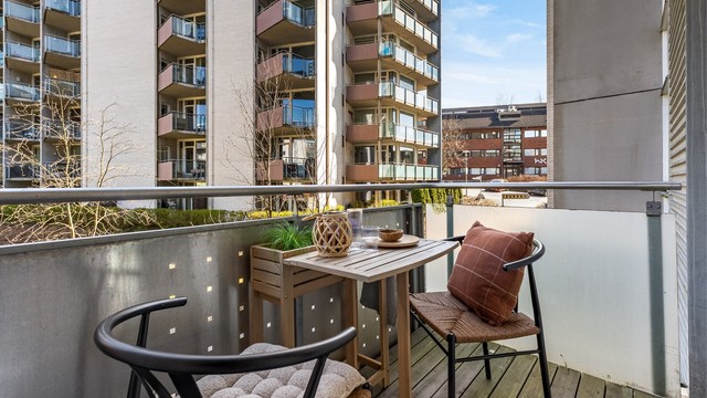 Balkongen vender mot bakgård.