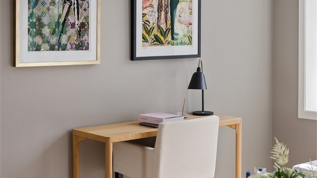Den romslige stuen gir fleksibilitet for møblering, med plass til en egen kontorkrok.