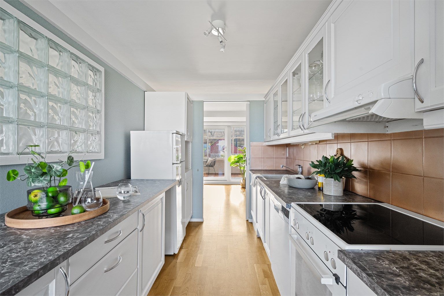 Kjøkken har en delvis avdeling av vegg, som skjuler noe mot stue. 