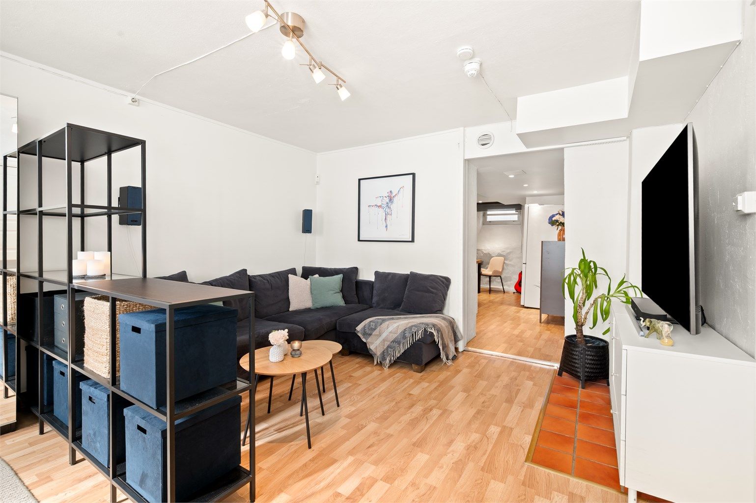 Leiligheten har en svært romslig stue med god plass for sofagruppe og tilhørende møblement.