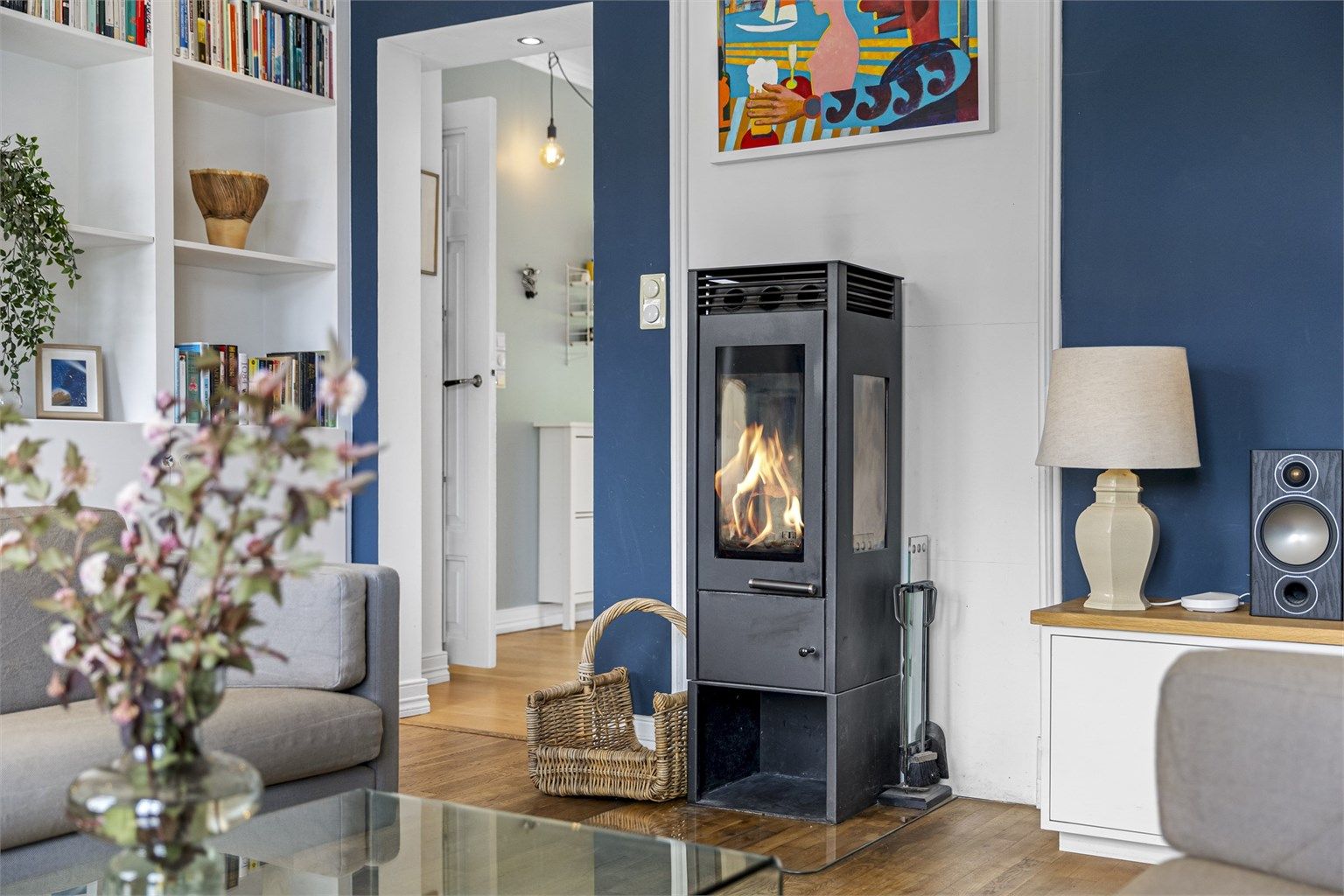 En moderne peisovn gir ekstra varme og hygge i stuen.