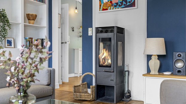 En moderne peisovn gir ekstra varme og hygge i stuen.