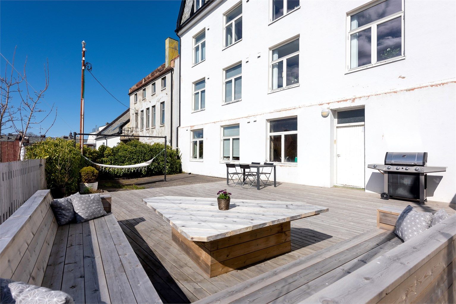 Et fint fellesområde for beboerne i sameiet, skjermet fra gaten.