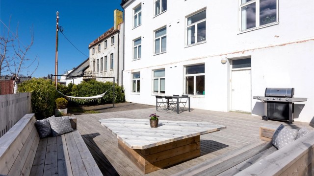 Et fint fellesområde for beboerne i sameiet, skjermet fra gaten.
