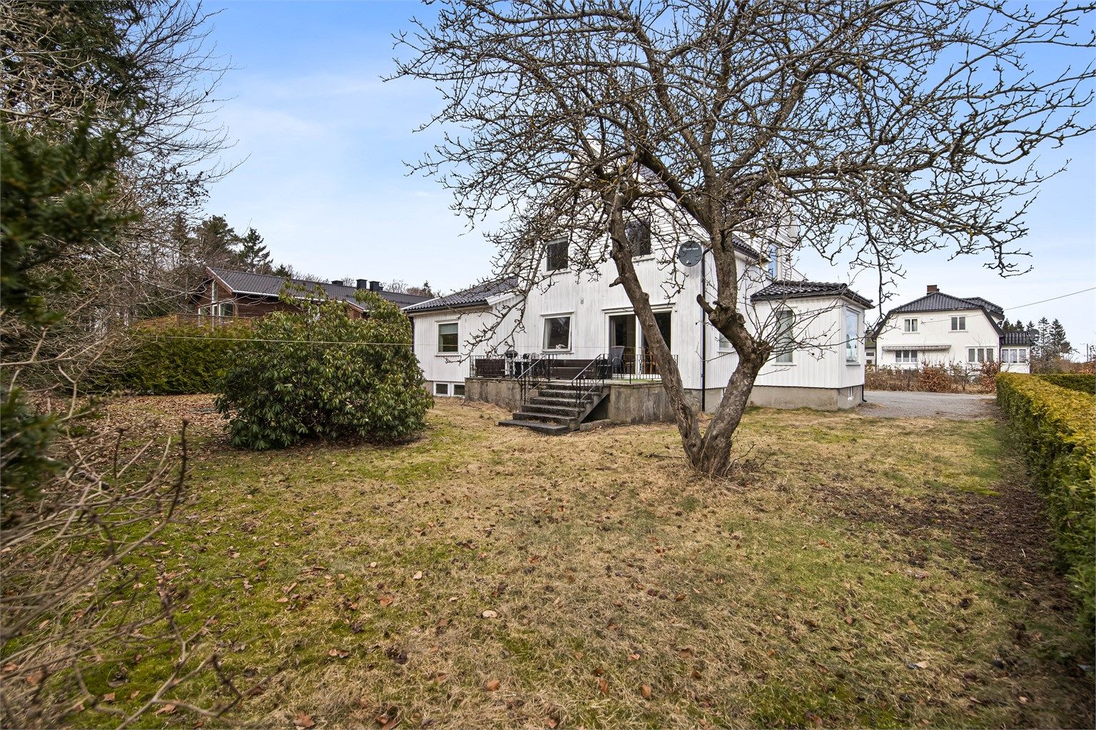 Gang og sykkelvei ved hovedveien, og eiendommen ligger med sykkelavstand til de store arbeidsplassene på Kullerød og Torp flyplass. 