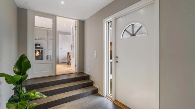 Velkommen inn i en lys entré som leder videre til boligens hovedplan.
