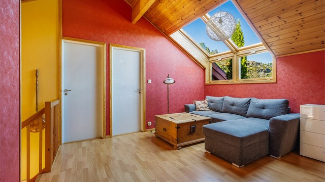I loftsetasjen er det mulig å skape en sosial sone for barn og ungdom med sofagruppe, tv og diverse møblement.
