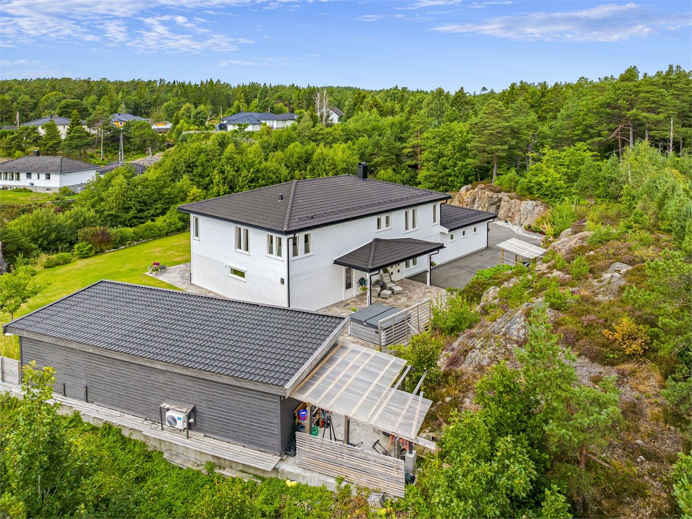 Dette er en svært innholdsrik eiendom i fine omgivelser. 