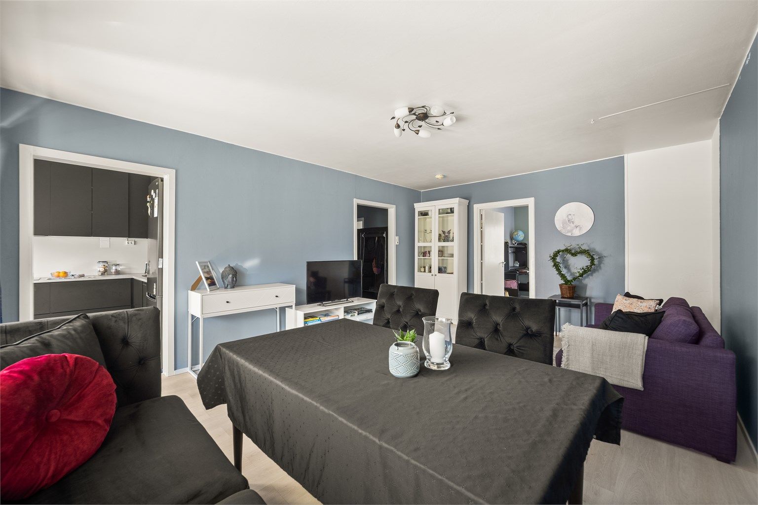 Stuen er lett å møblere og fungerer som et naturlig samlingspunkt i boligen.