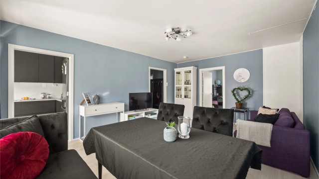 Stuen er lett å møblere og fungerer som et naturlig samlingspunkt i boligen.