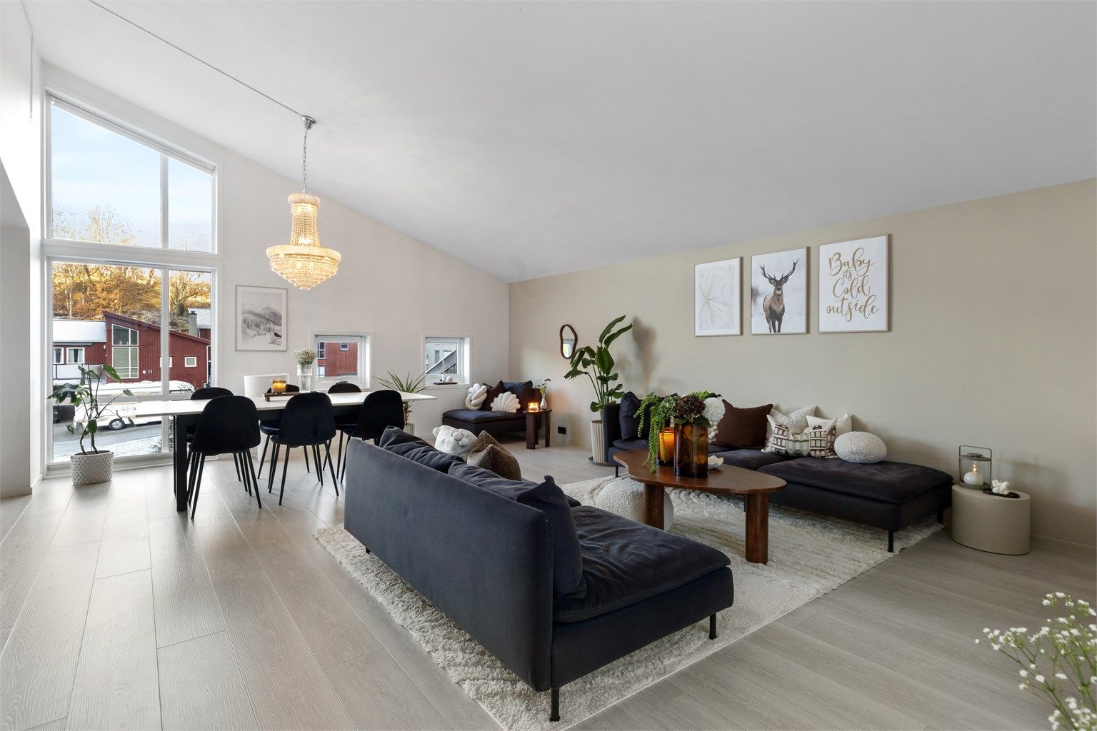 Stue i lys utførelse og god takhøyde