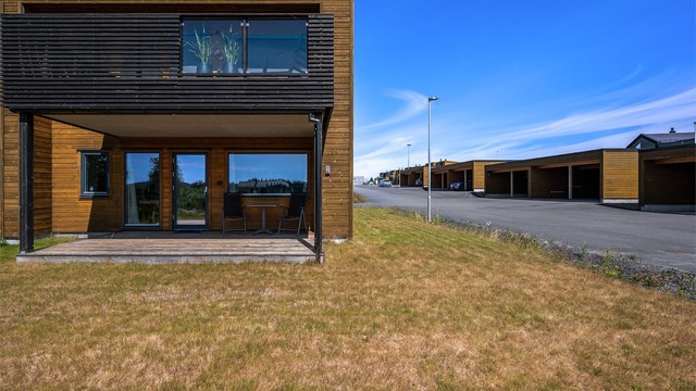 Leiligheten ligger i første etasje med enkel adkomst og har stor uteplass med gode solforhold.