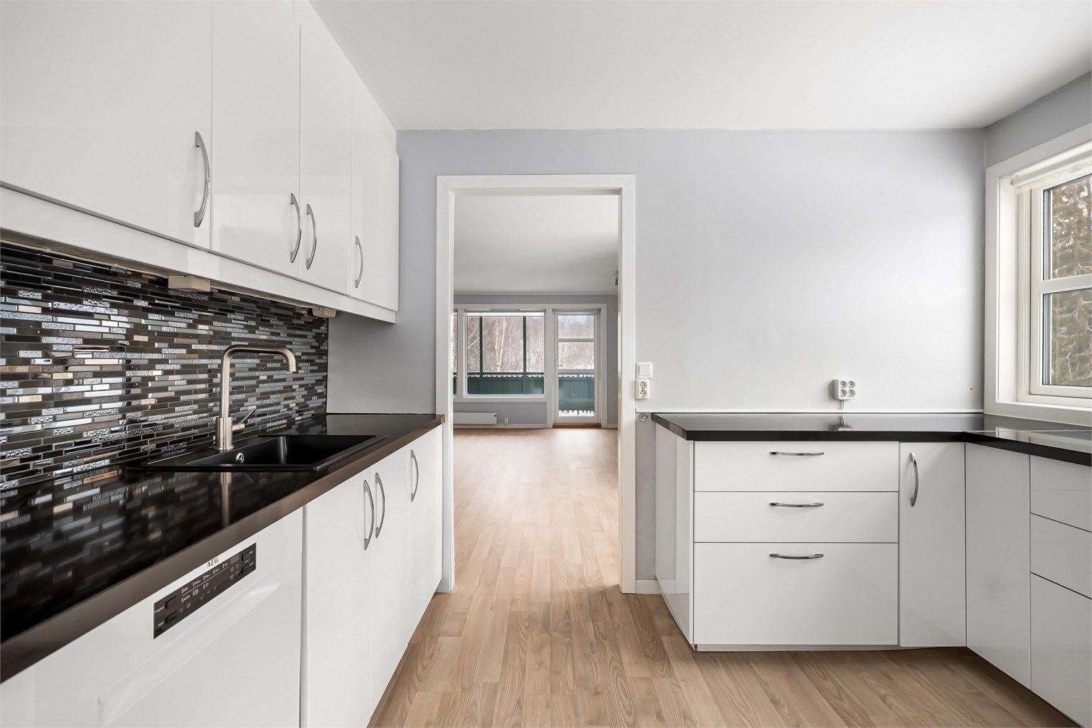 En automatisk lekkasjevarsler er montert under oppvaskkummen for ekstra trygghet.