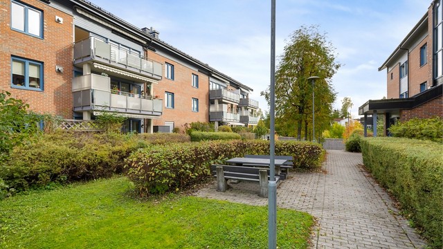 Bærumsveien 232 har en meget sentral og attraktiv beliggenhet kun få minutters gange fra Bekkestua sentrum