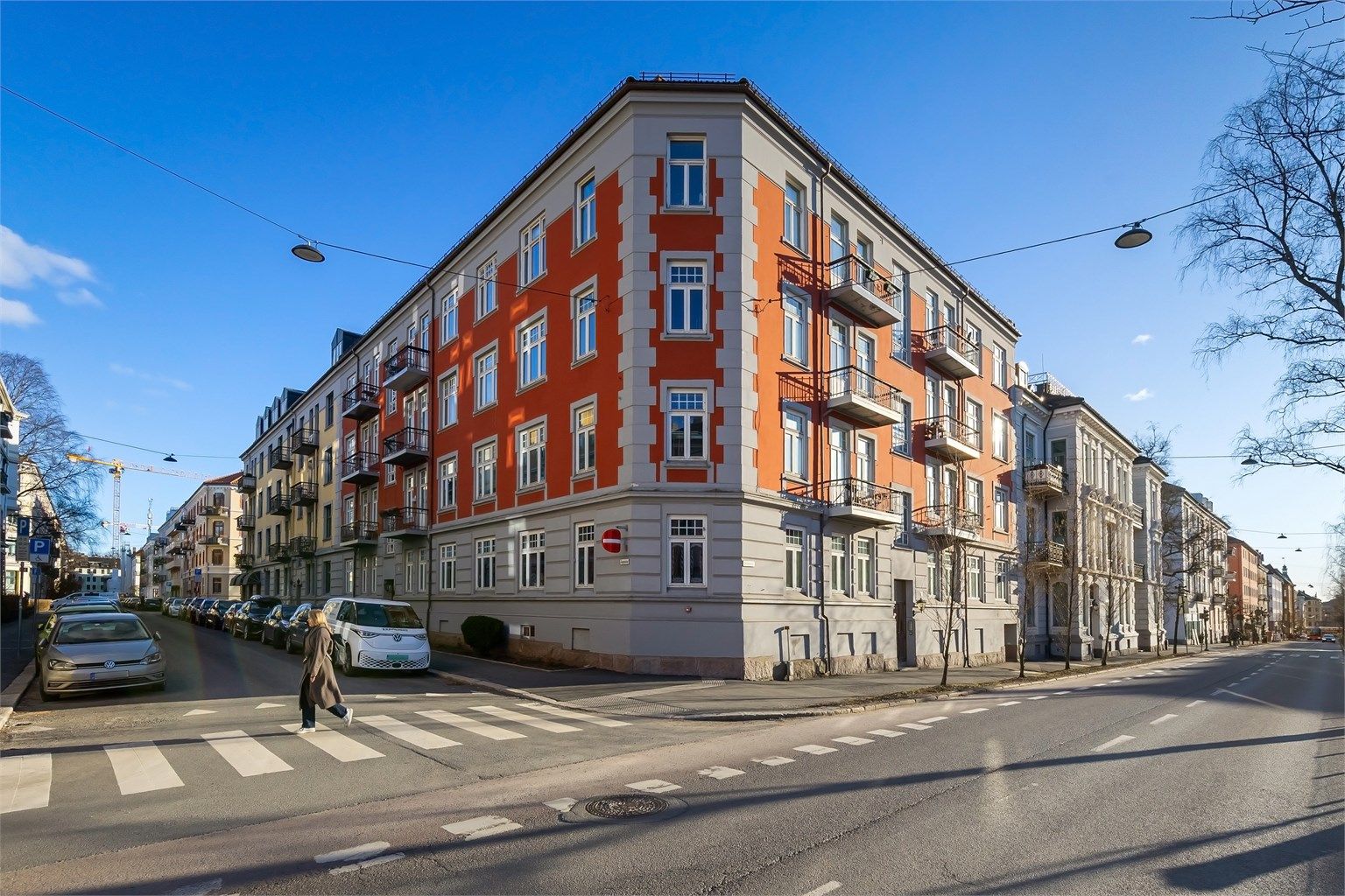 Åsaveien 18 er en klassisk bygård fra 1916, sentralt og samtidig tilbaketrukket plassert mellom Majorstuen og Marienlyst.