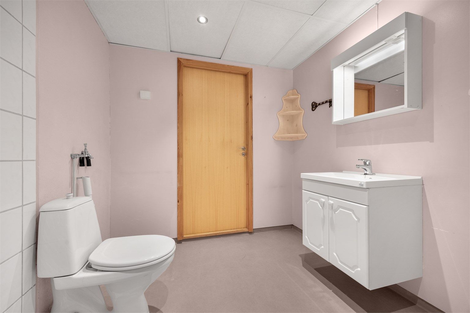 Badet har gulvbelegg og mekanisk avtrekk via ventil i himlingen.
