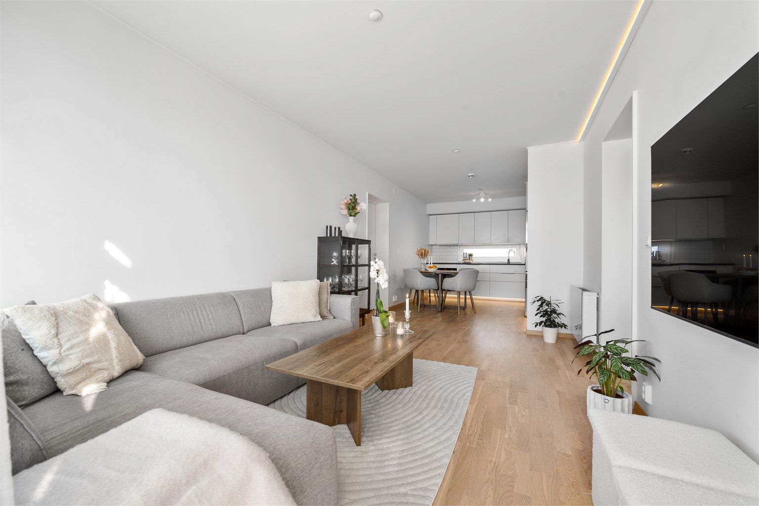 Det er montert lekker LED-belysning i tak og under kjøkkeninnredning.