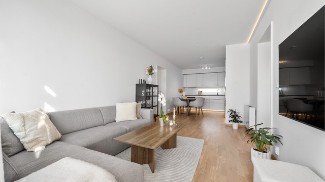 Det er montert lekker LED-belysning i tak og under kjøkkeninnredning.