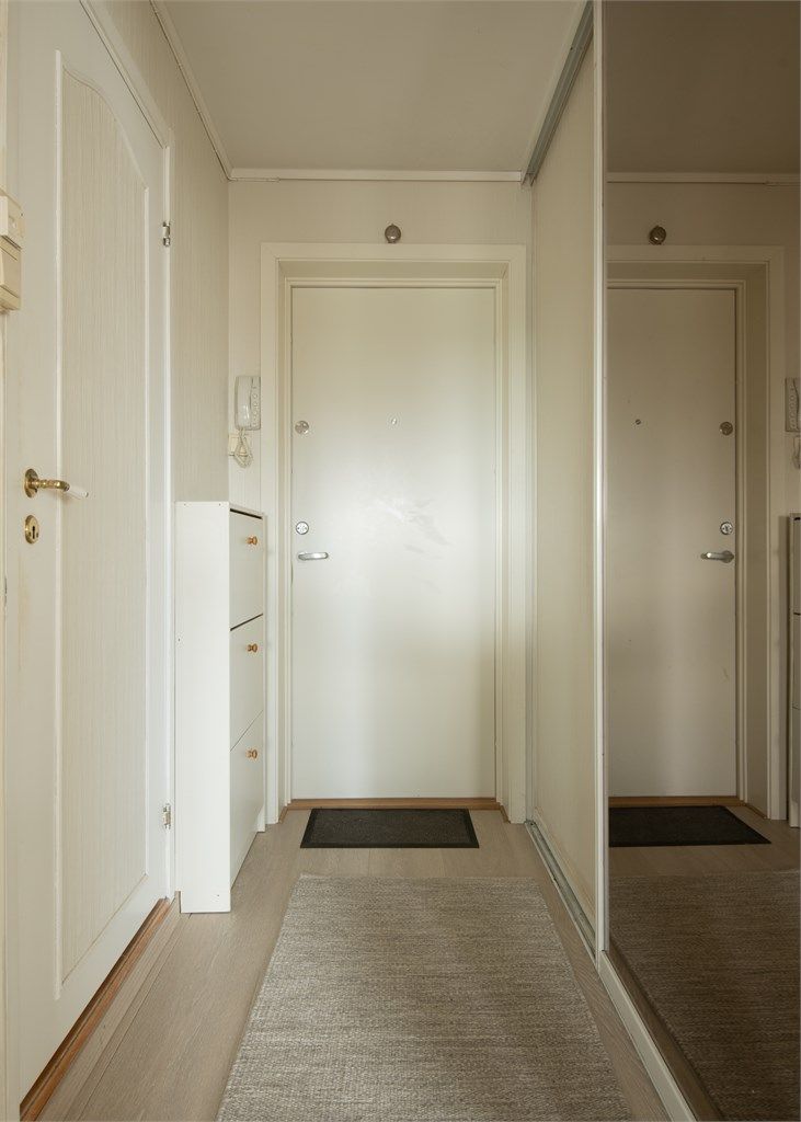 Entré med skyvedørsgarderobe for oppbevaring. Døren er brann- og lydklassifisert (B30/38dB).
