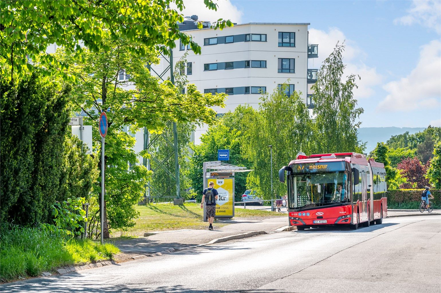 Kollektivtilbudet er svært godt. Busslinje 37 stopper på andre siden av veien og Helsfyr T-bane er under ti minutters gange unna
