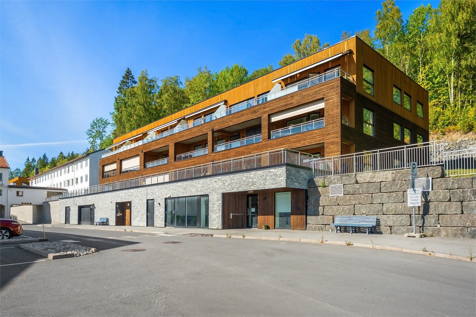 Sameiet er forbeholdt beboere over 60 år, med et godt og sosialt naboskap som gir trygghet og fellesskap i hverdagen