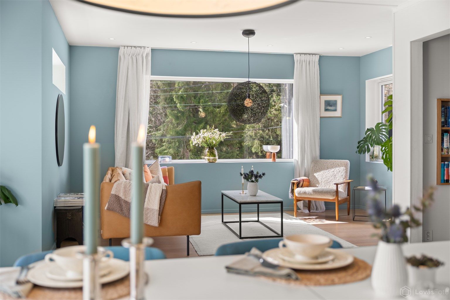 Lys og stor hovedetasje med stort oppholdsrom med stue, spisestue og kjøkken i delvis åpen løsning som er skreddersydd for både hverdagsliv og sosiale sammenkomster. Rikelig med glassflater gir god kontakt mellom inne- og uterom