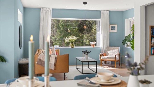 Lys og stor hovedetasje med stort oppholdsrom med stue, spisestue og kjøkken i delvis åpen løsning som er skreddersydd for både hverdagsliv og sosiale sammenkomster. Rikelig med glassflater gir god kontakt mellom inne- og uterom