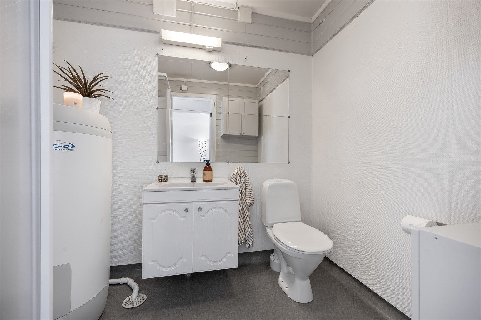 Vaskerommet har god plass og er utstyrt med varmtvannsbereder.