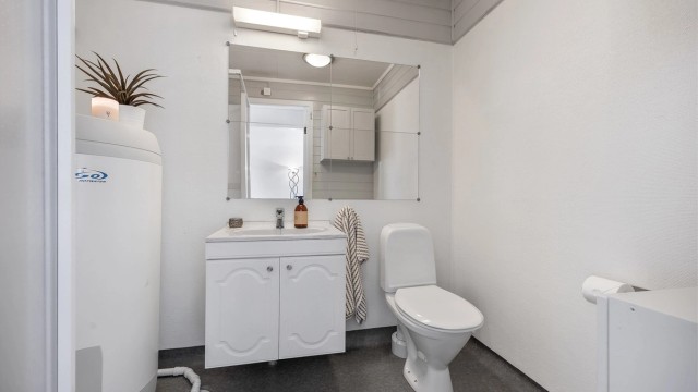Vaskerommet har god plass og er utstyrt med varmtvannsbereder.
