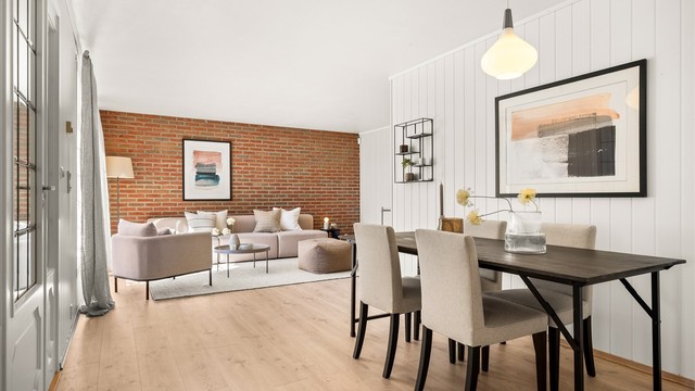 Leiligheten har en åpen løsning med plass til både sofagruppe og spisebord.