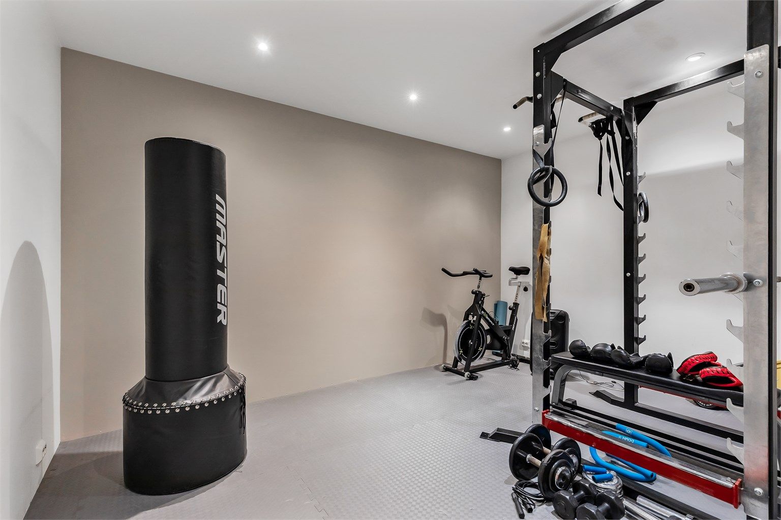 I underetasjen er det god plass til oppbevaring med totalt fire boder.