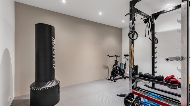 I underetasjen er det god plass til oppbevaring med totalt fire boder.