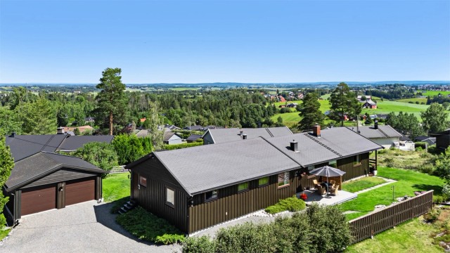 Eiendomsmegler Krogsveen v/ Silje Frankplads ønsker velkommen til Grønlundvegen 4!