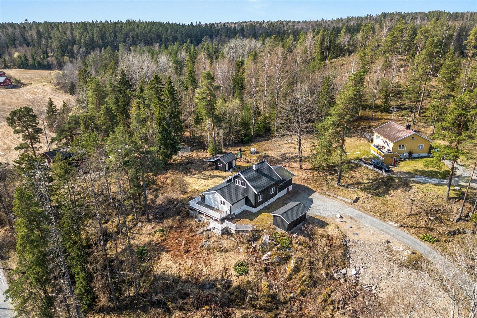 Drone - Eiendommen ligger på en naturtomt ca 2,6 mål som er hevet i terrenget over Gjersjøen. Nyere gråvannsanlegg på eiendommen fra 2025. Privat septikkanlegg.