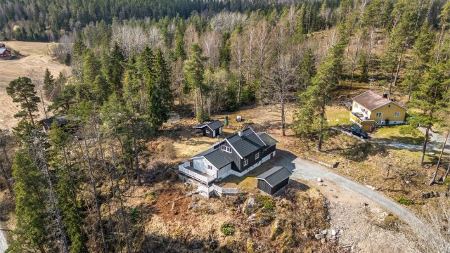 Drone - Eiendommen ligger på en naturtomt ca 2,6 mål som er hevet i terrenget over Gjersjøen. Nyere gråvannsanlegg på eiendommen fra 2025. Privat septikkanlegg.