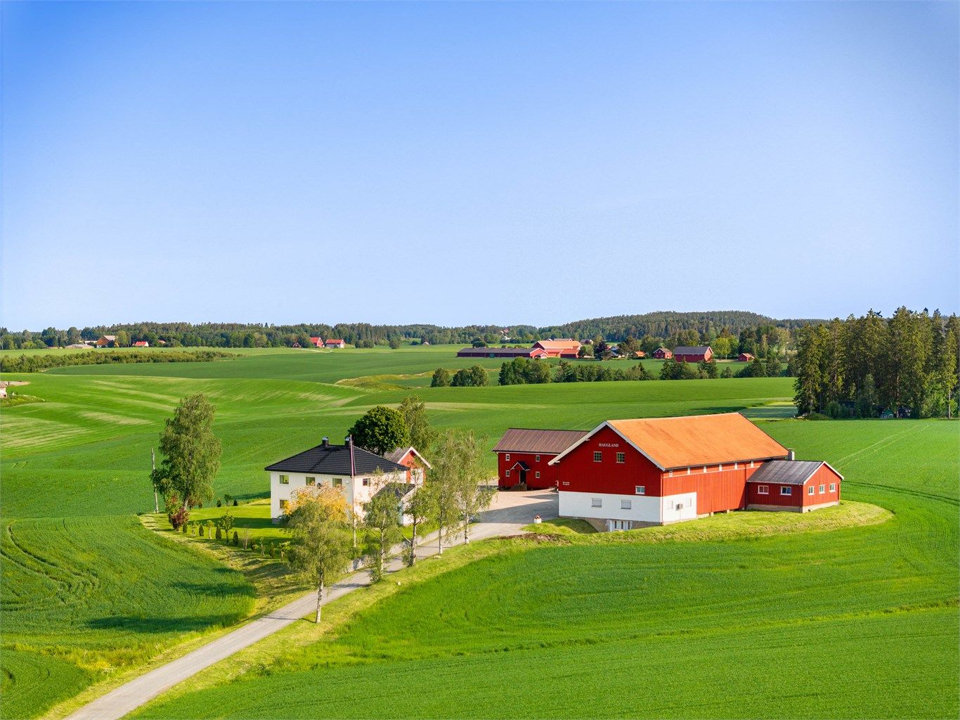 Bygningsmassen på gården er tilført flere oppgraderinger i senere år og inkluderer foruten våningshuset en låve, et stabbur og en garasje.