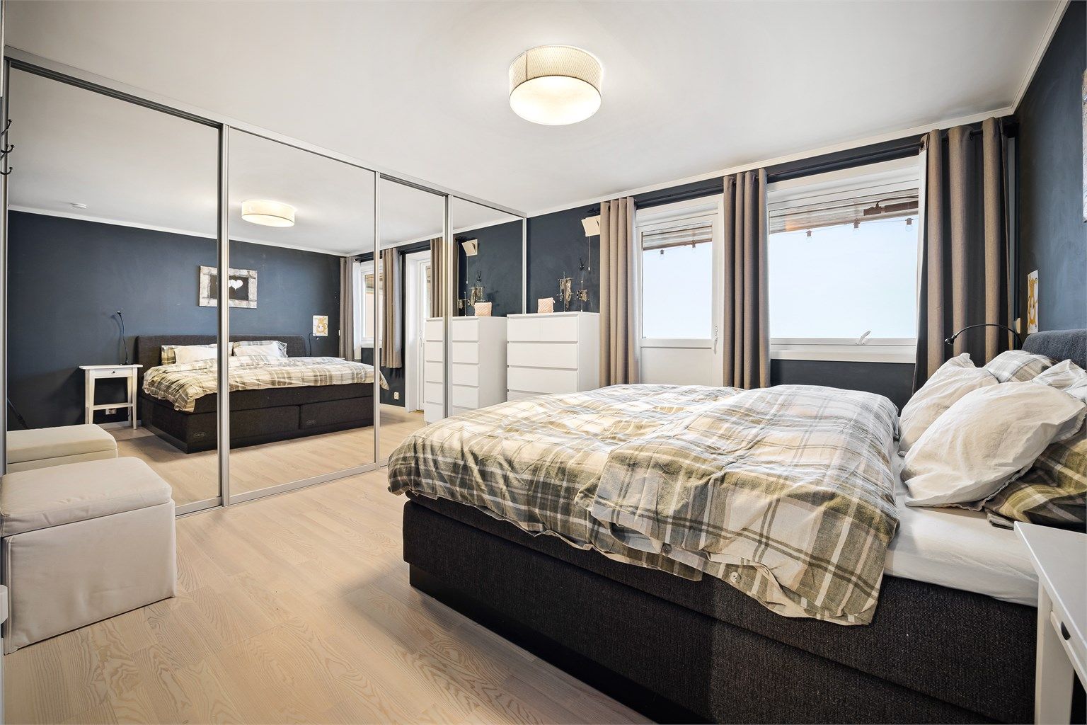 Soverom i 1. etasje med romslig skyvedørsgarderobe og egen utgang til balkongen - Del av rommet er opprinnelig byggemeldt som vask og kjøl