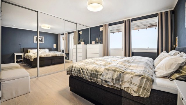 Soverom i 1. etasje med romslig skyvedørsgarderobe og egen utgang til balkongen - Del av rommet er opprinnelig byggemeldt som vask og kjøl