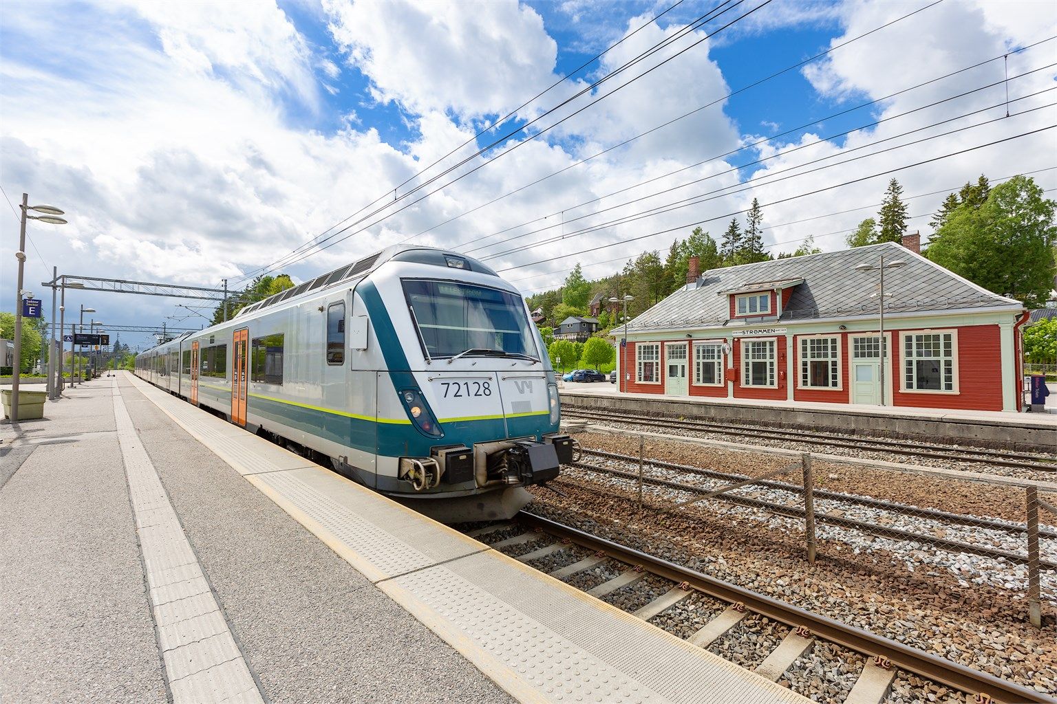 Strømmen stasjon er kun 8 minutter unna til fots, med toglinje L1 til Oslo S.