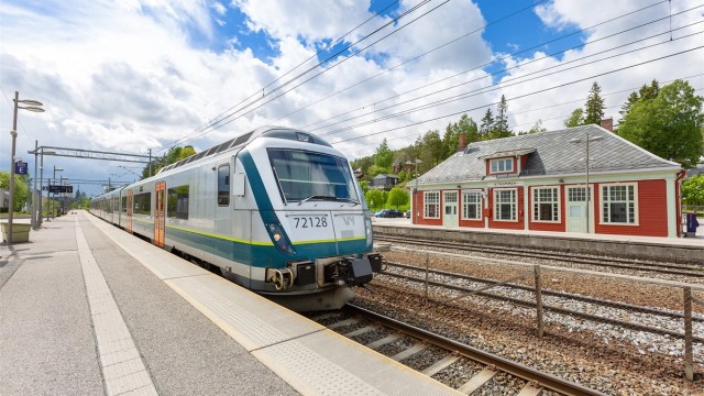 Strømmen stasjon er kun 8 minutter unna til fots, med toglinje L1 til Oslo S.