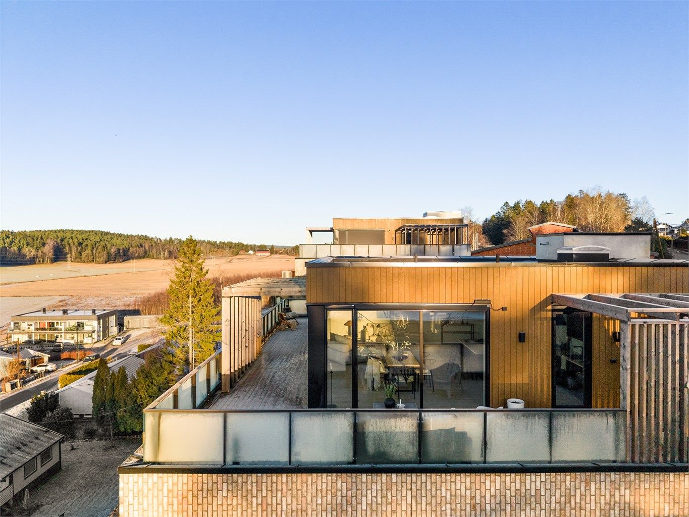 Høyden av fjerde og øverste etasje er både luftig og usjenert. Blokken på sydsiden er én etasje lavere.