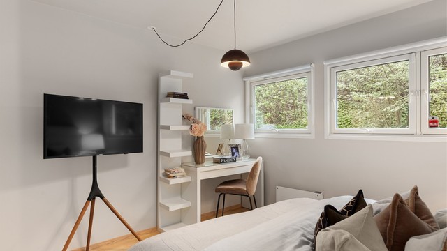 Romslig hovedsoverom med god plass til dobbeltseng. Vinduene ble skiftet 2016/2017
