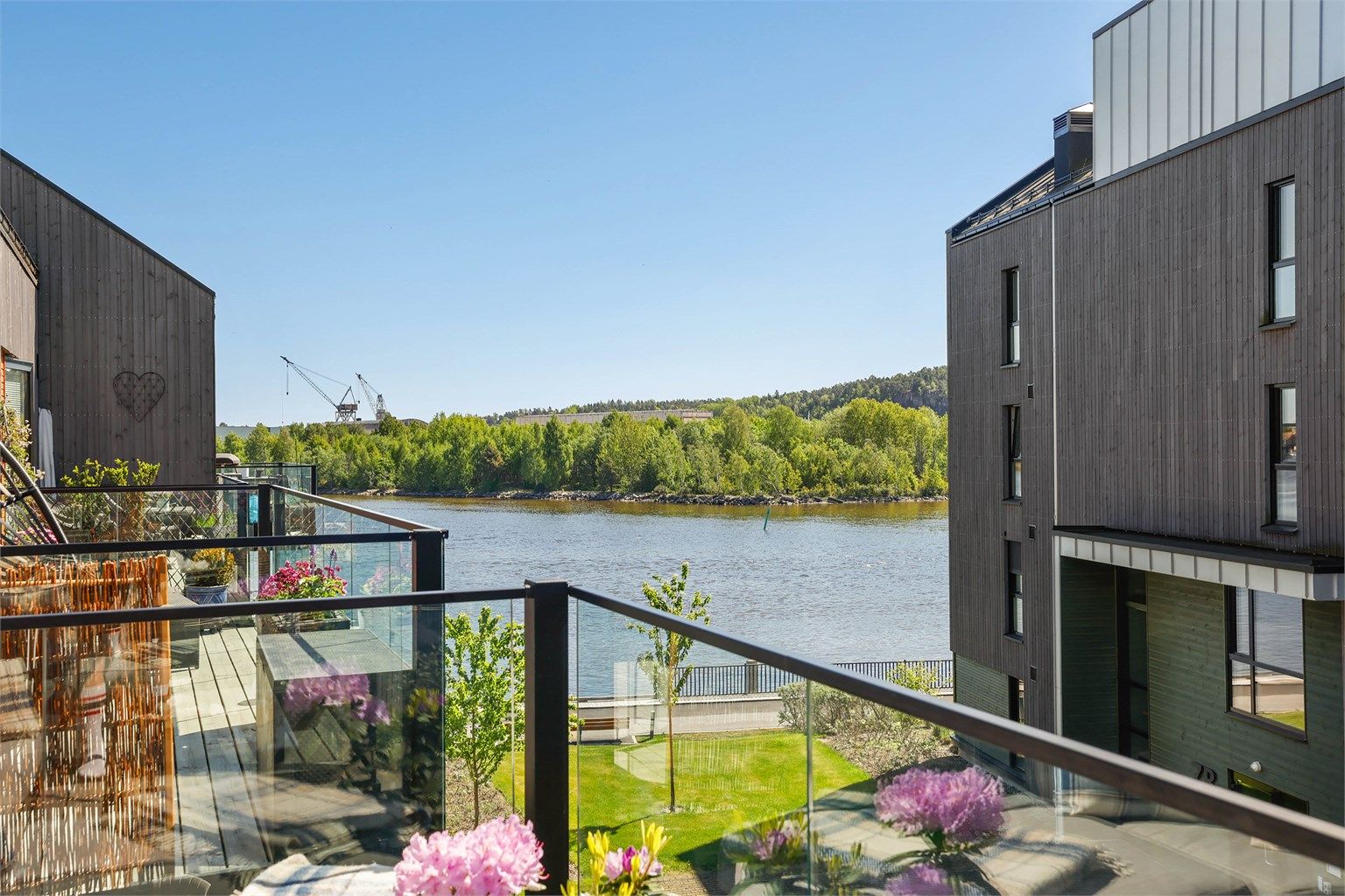 Leiligheten er meget attraktivt beliggende øverst i bygget, med solfylt balkong og flott utsikt til Vesterelven.