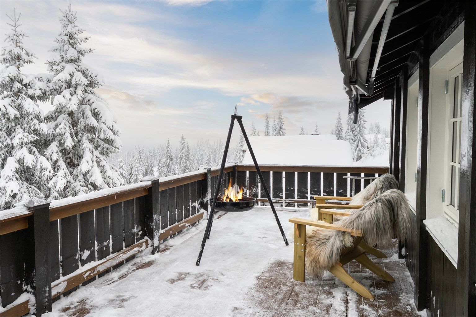 Terrasse med flotte solforhold og en praktisk markise.