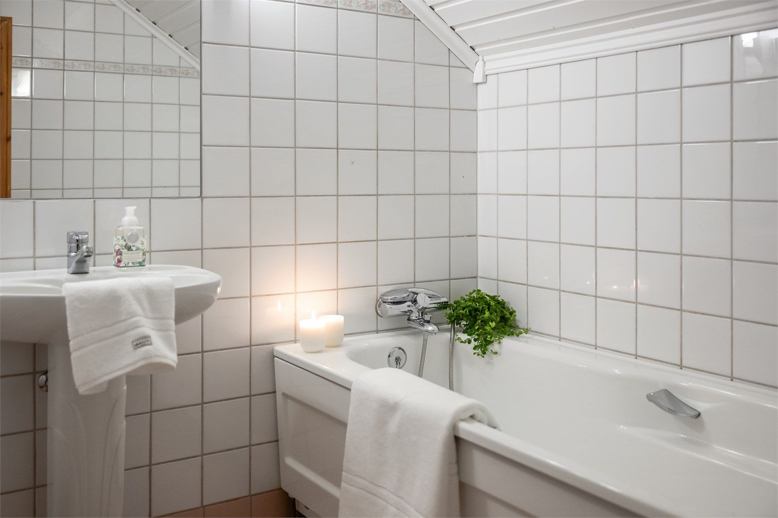 Badet i loftsetasjen er utstyrt med badekar og har gulvvarme.