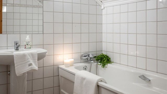 Badet i loftsetasjen er utstyrt med badekar og har gulvvarme.