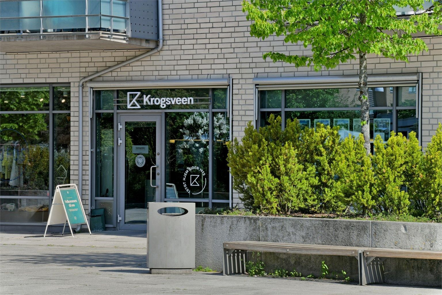 Eiendommen presenteres av Sebastian Håbesland ved Krogsveen Kolbotn