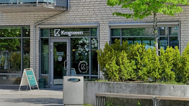 Eiendommen presenteres av Sebastian Håbesland ved Krogsveen Kolbotn