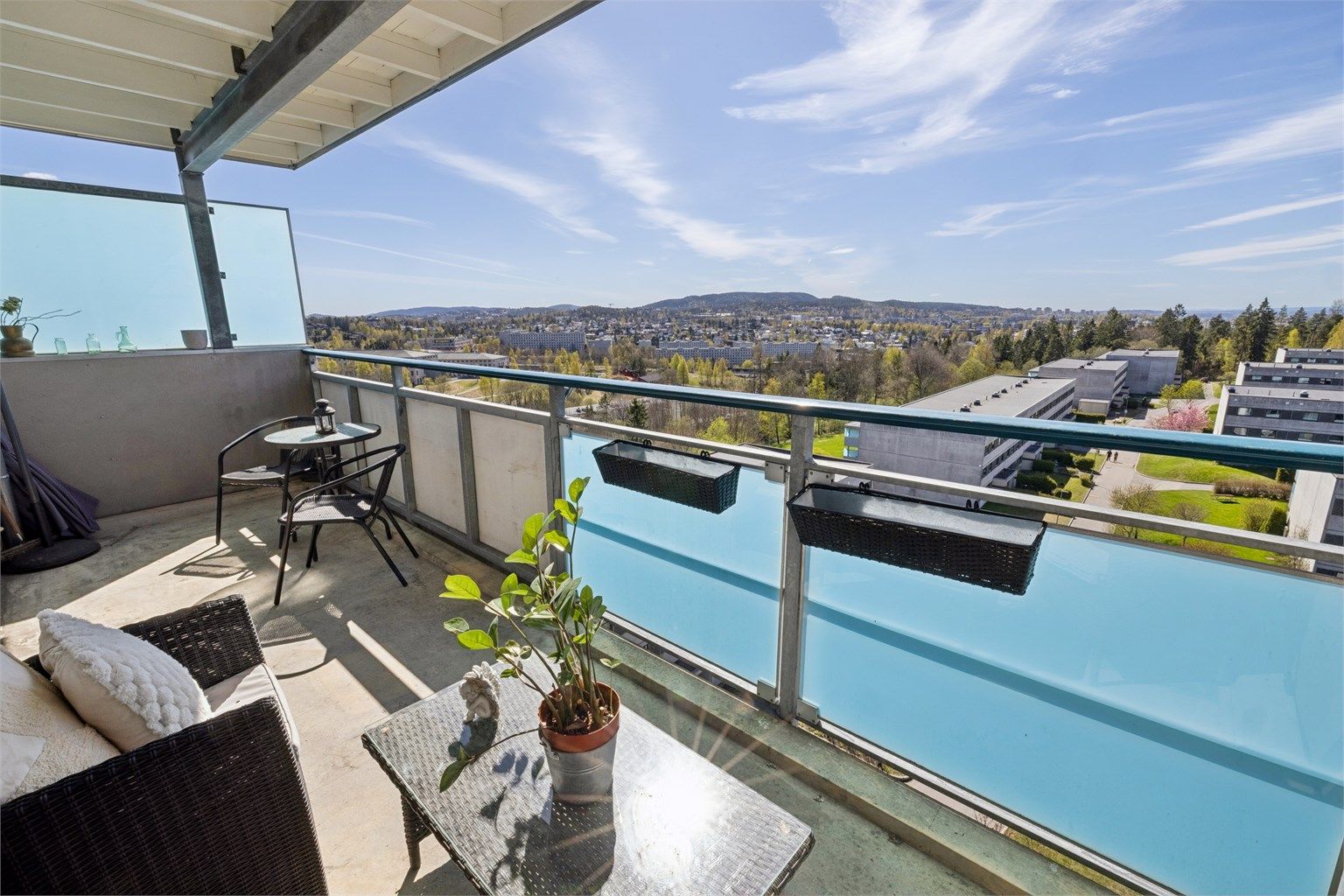 Fra balkongen får du en åpen og fri utsikt mot grøntområder og horisonten, et perfekt sted for rekreasjon.